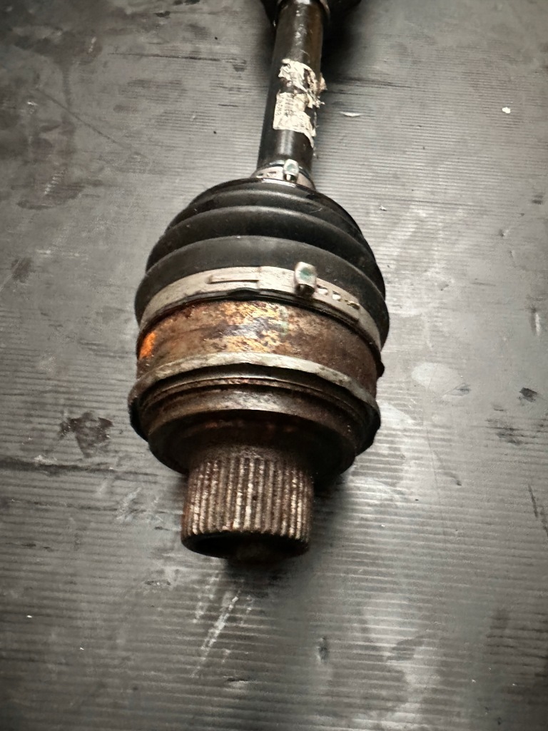 Приводной вал перед audi a4 8w0 8w0407271.... Доставка