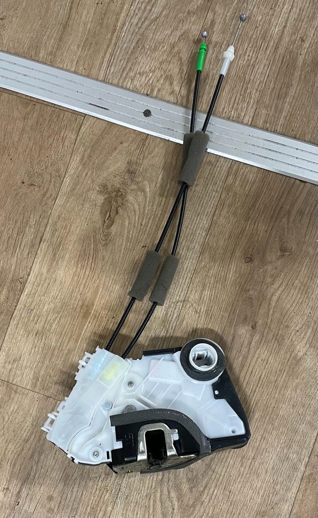 фото №1, Toyota yaris iv замок дверь правых