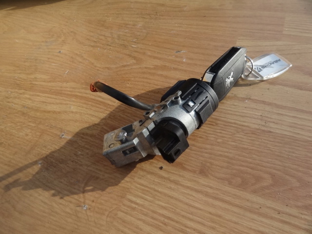 фото №1, Peugeot 301 18r lift 1,6 16v замок зажигания + ключ