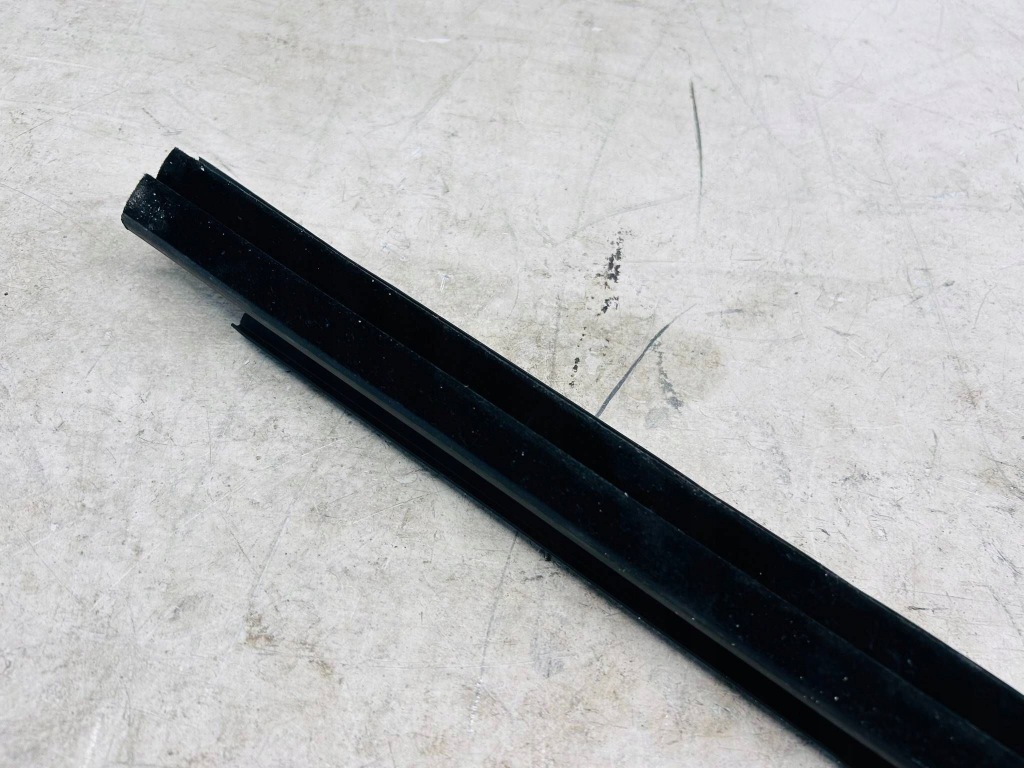 Corolla e21 молдинг скребок внутренний дверь задних задний правый правый  задний в Украине