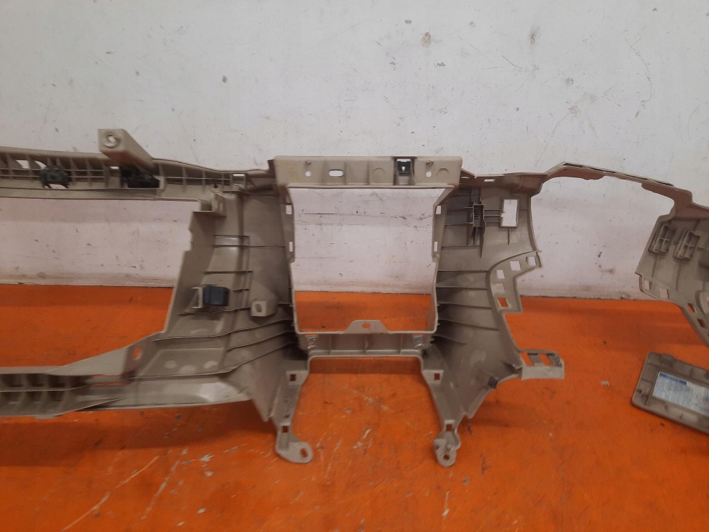 фото №5, Toyota avensis ii t25 06-09 kombi консоль приборная панель приборная 55303-05011