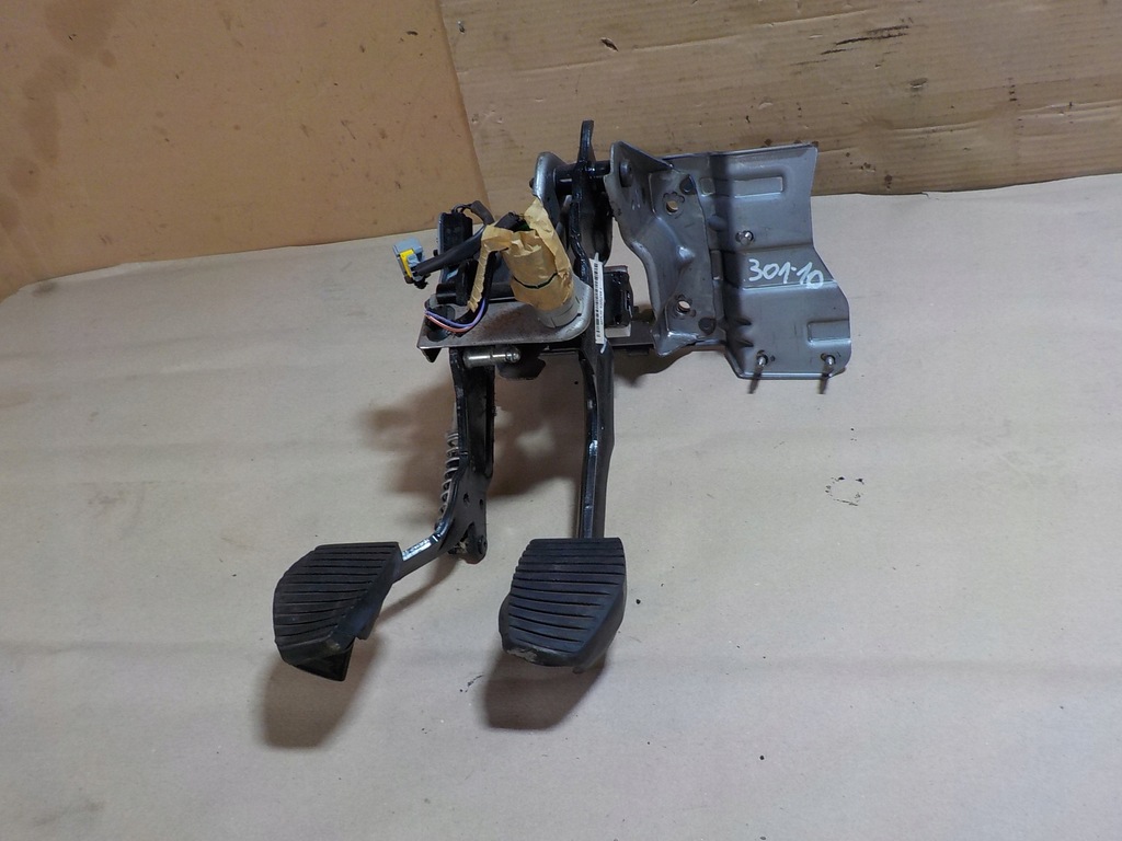 фото №1, Peugeot 301 педаль сцепления i тормоза