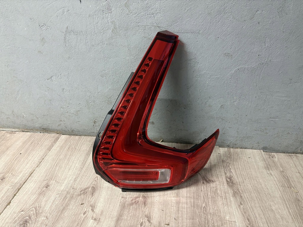 фото №1, Volvo xc40 17- лампа правый задняя 31446791