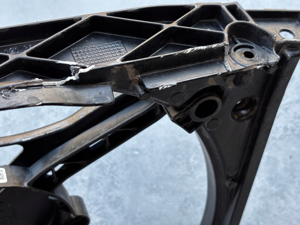 Кронштейн кронштейн правой радиатора/ вентилятора porsche 911 992 992121384b Недорого