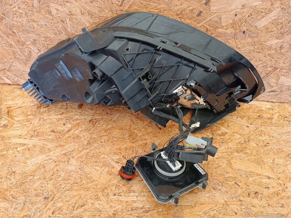 Фара праві перед 1077376-50-b tesla model 3 led Недорого