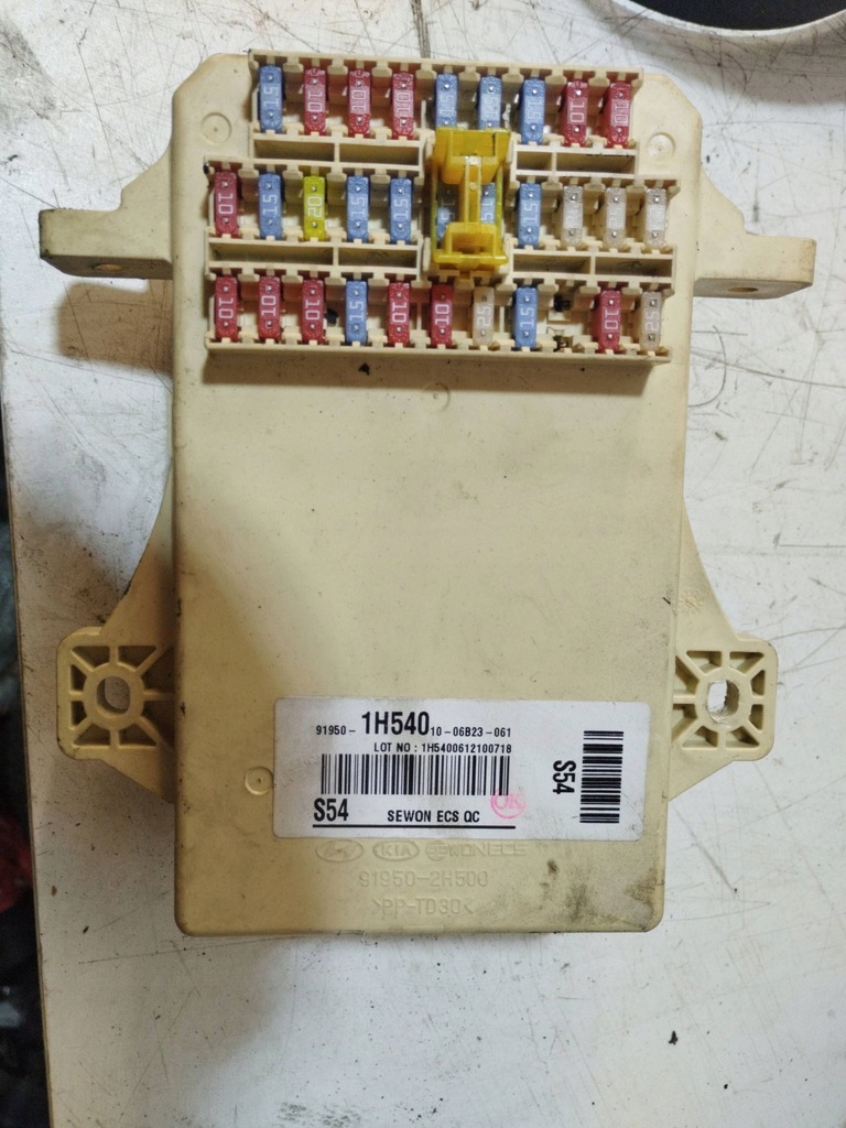 фото №1, Kia ceed 2006 рамка / модуль предохранителей