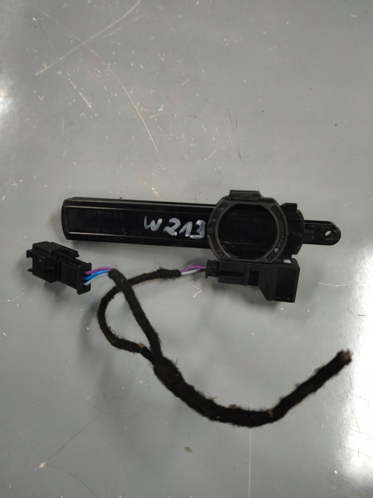 фото №1, Mercedes e-klasa w-213 slc r-172 привід бардачок пасажира a1726800491