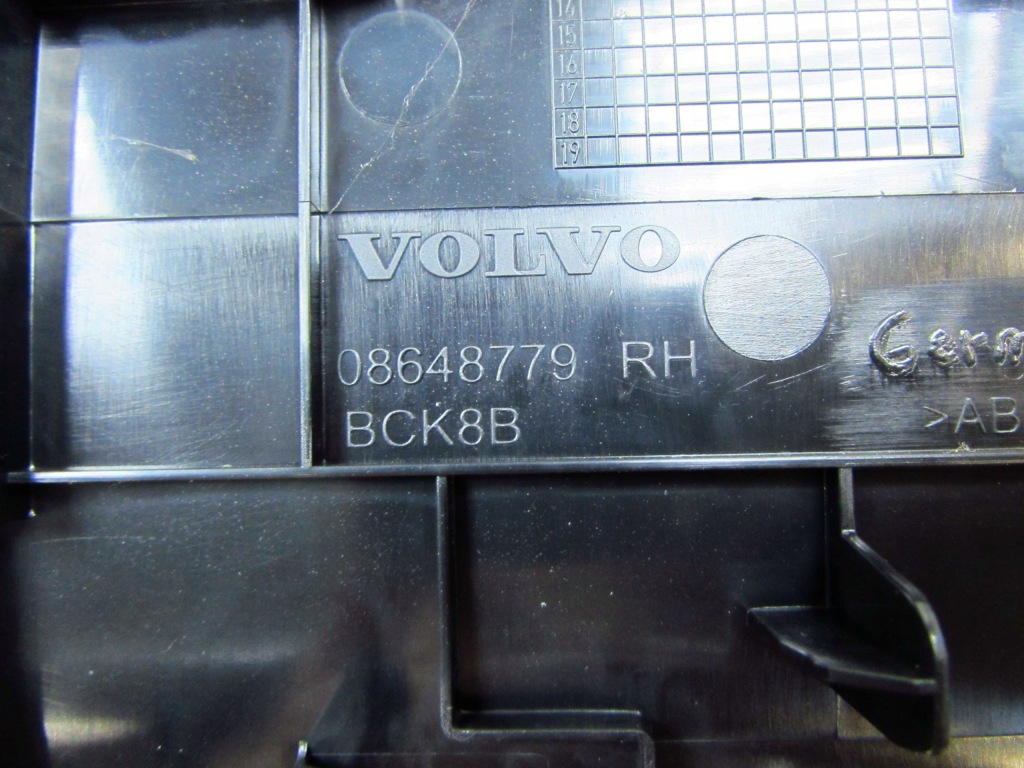 Volvo s60 2 v60 10-17 тунель середній панель  рамка rhd 30791723 Оригінал