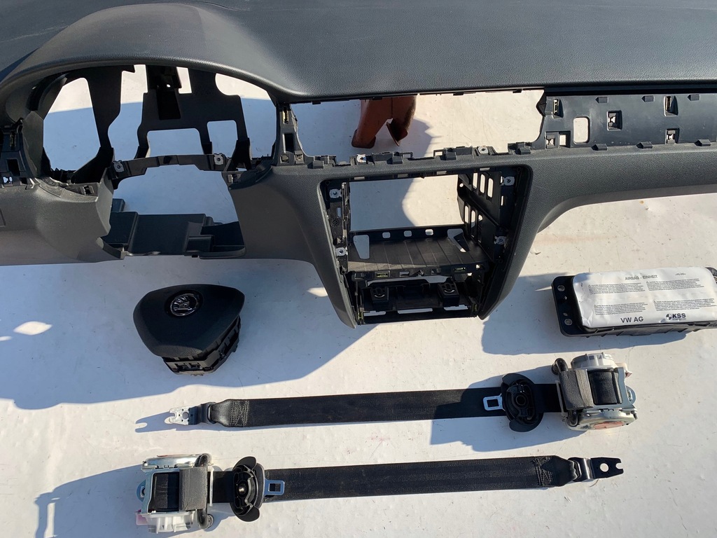 фото №4, Skoda rapid приборная панель консоль приборная панель pulpit подушки безопасности воздушные подушка безопасности ремни pas