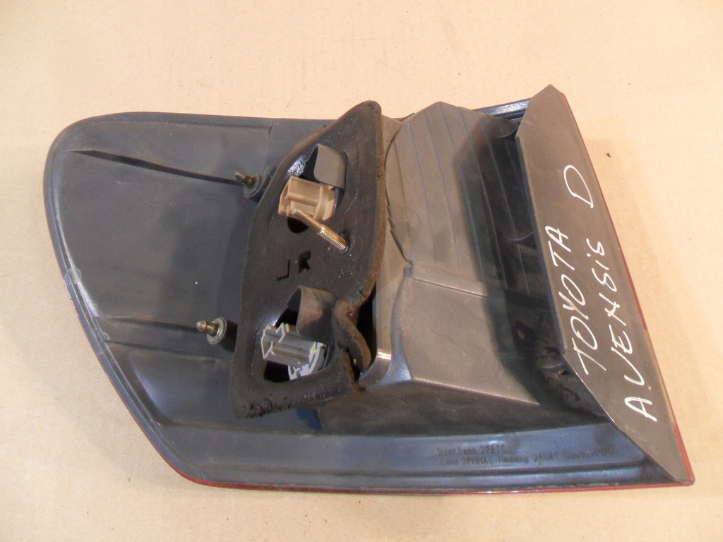 фото №9, Toyota avensis verso лампа задняя правая