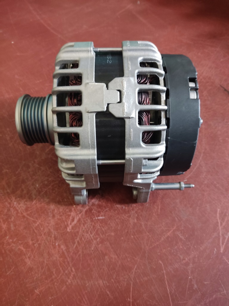 Генератор vw audi skoda 04l903021j новый Цена