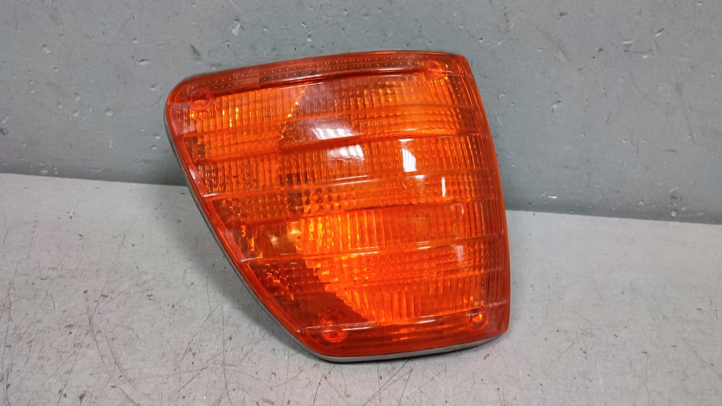 фото №1, Поворотник правий перед mercedes w116 bosch