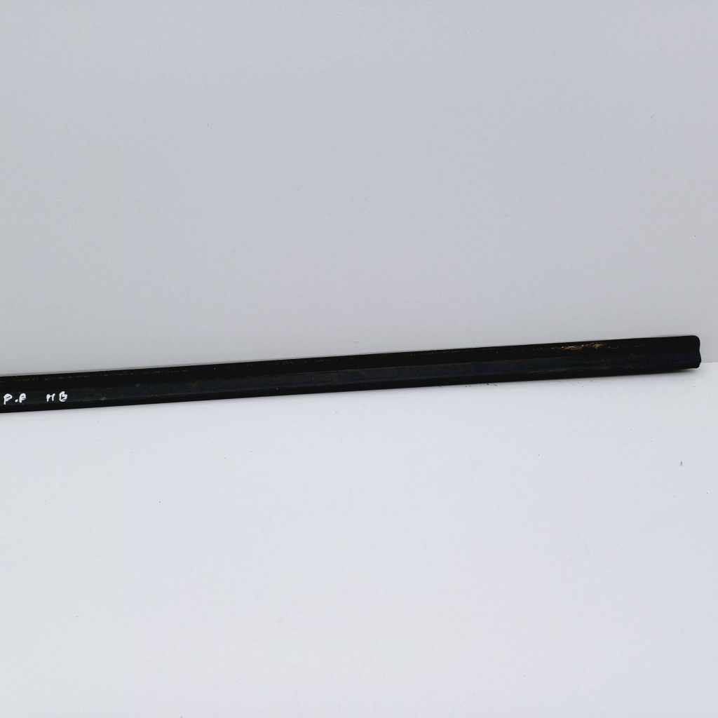 Молдинг уплотнитель правый перед opel astra f nr317 Оригинал