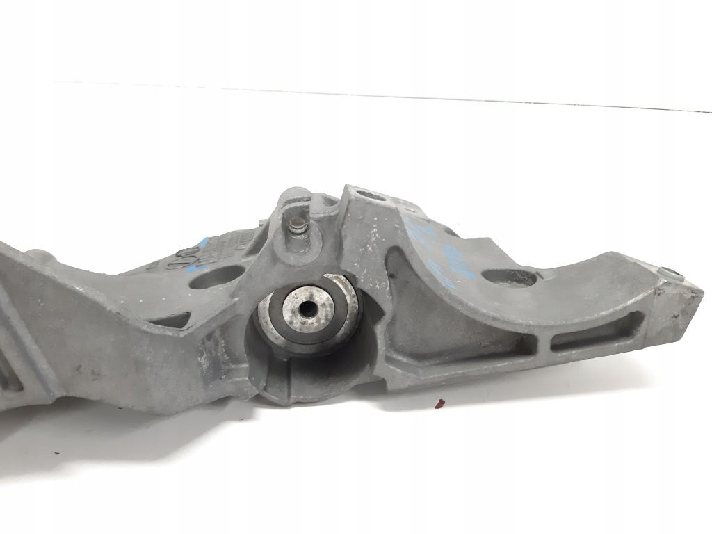 Vw golf vi 2.0 tdi кронштейн генератора 03l903143q Недорого