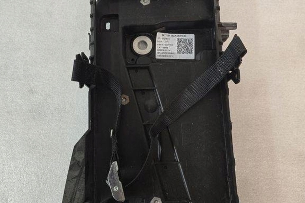 фото №1, Основание аккумулятор volvo 32348533 0.0l 2023