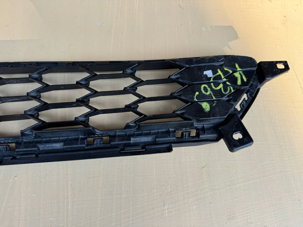 Hyundai i30 3 3 рестайлинг  n-line 20r- решётка средняя бампера перед передняя Доставка