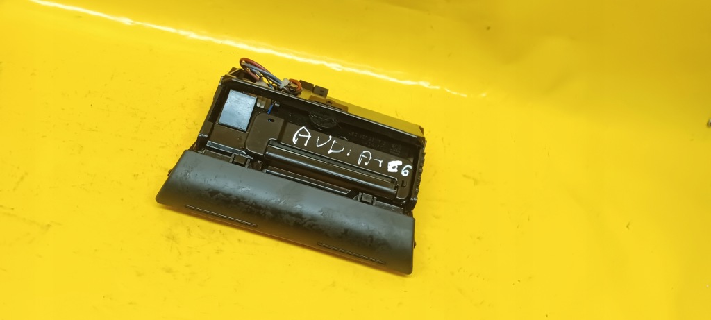 фото №1, Попільничка перед audi a6 c5 4b0857951f