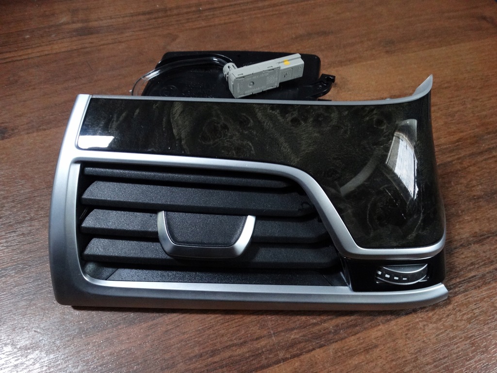 фото №1, Идеальное состояние решётка обдув консоли левая led bmw g11 g12 1