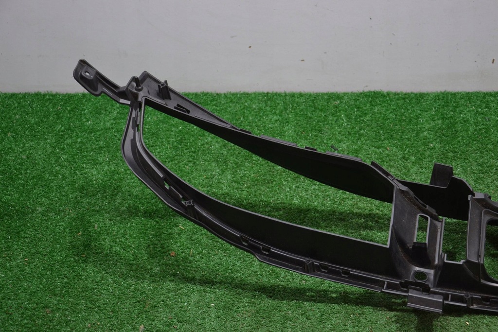 фото №11, Решётка средняя бампер перед porsche taycan 9j1807683c