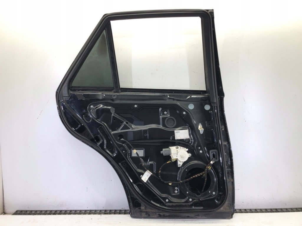 Двері лівий задній mercedes w164 suv 05-12 Недорого