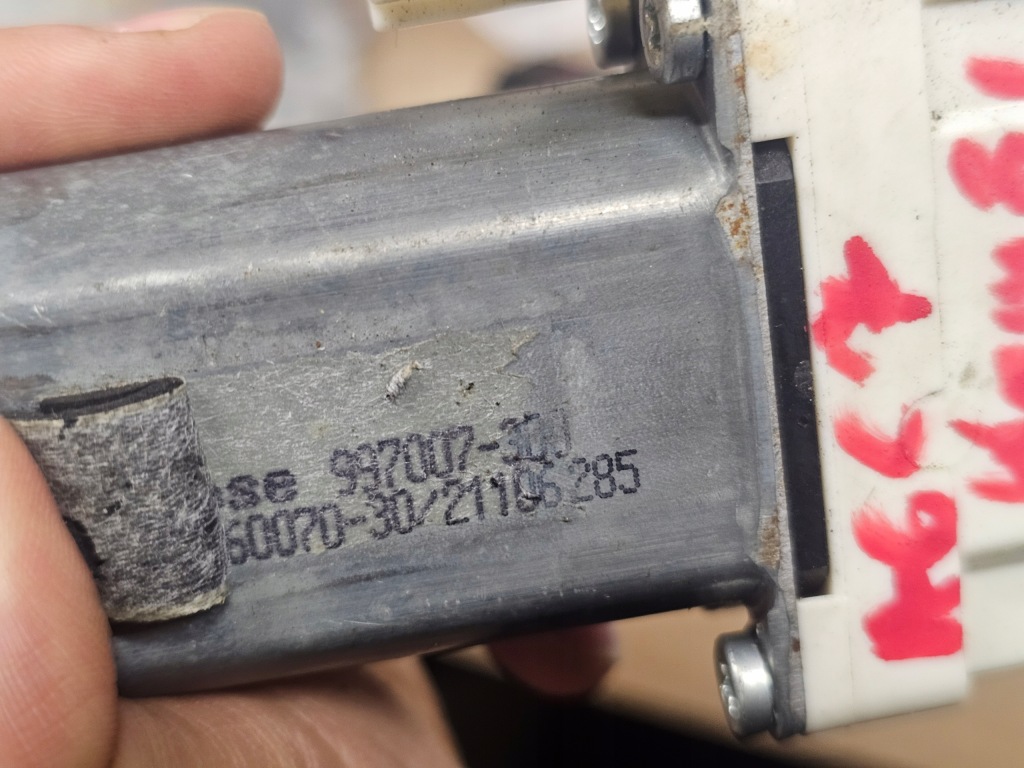 Audi a6 c7 універсал моторчик механізму шторка багажника a54880-111 997007300 Недорого