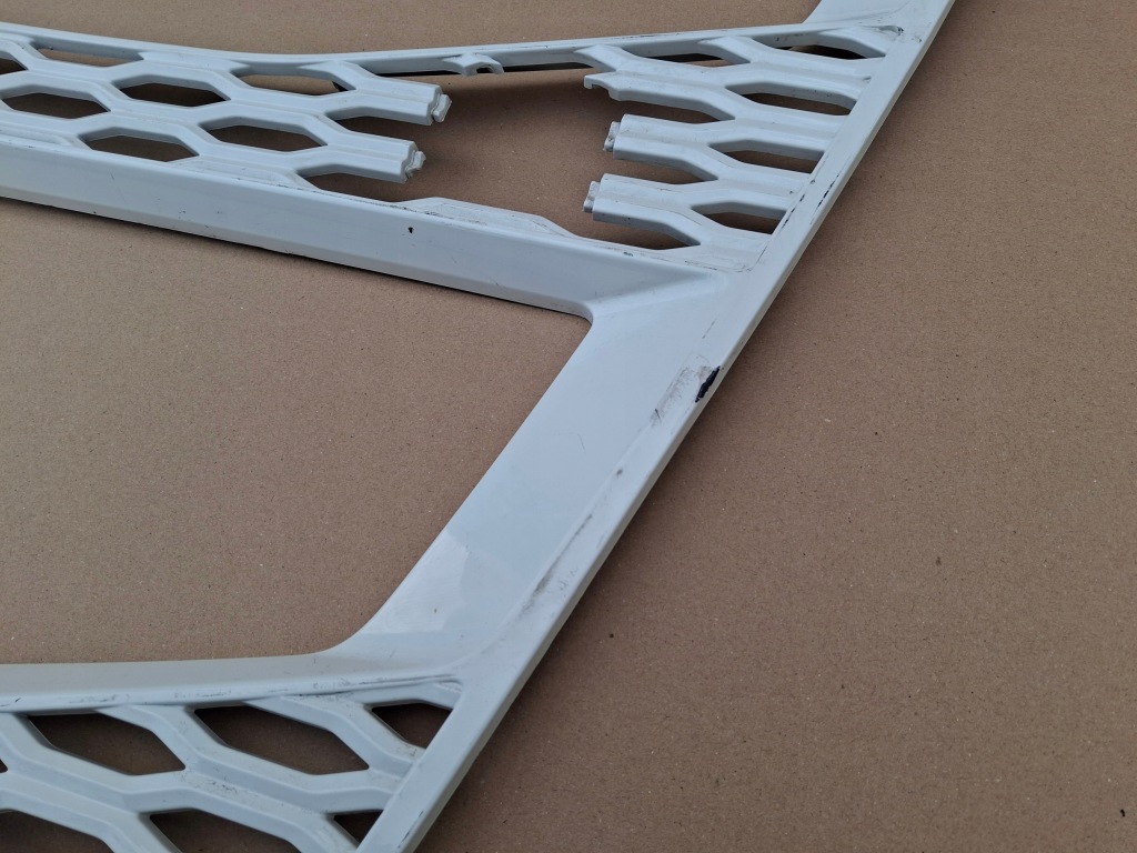 Volvo fh5 решітка радіатора решітка  радіатора оригінал 84235714 Недорого