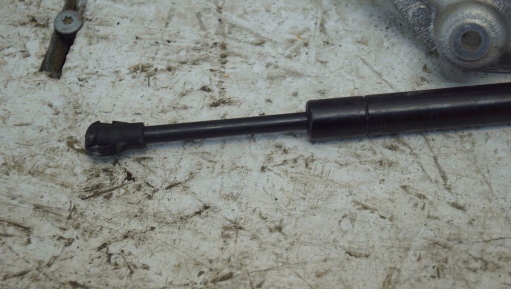 Привод крепеж левое  aston db11 hy53-f23504-ad в Украине