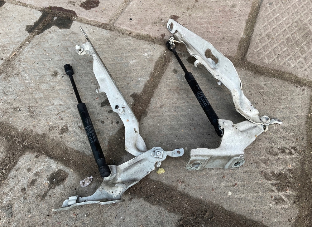 фото №1, Volvo xc60 i петля капот комплект lift 31385815 31385814