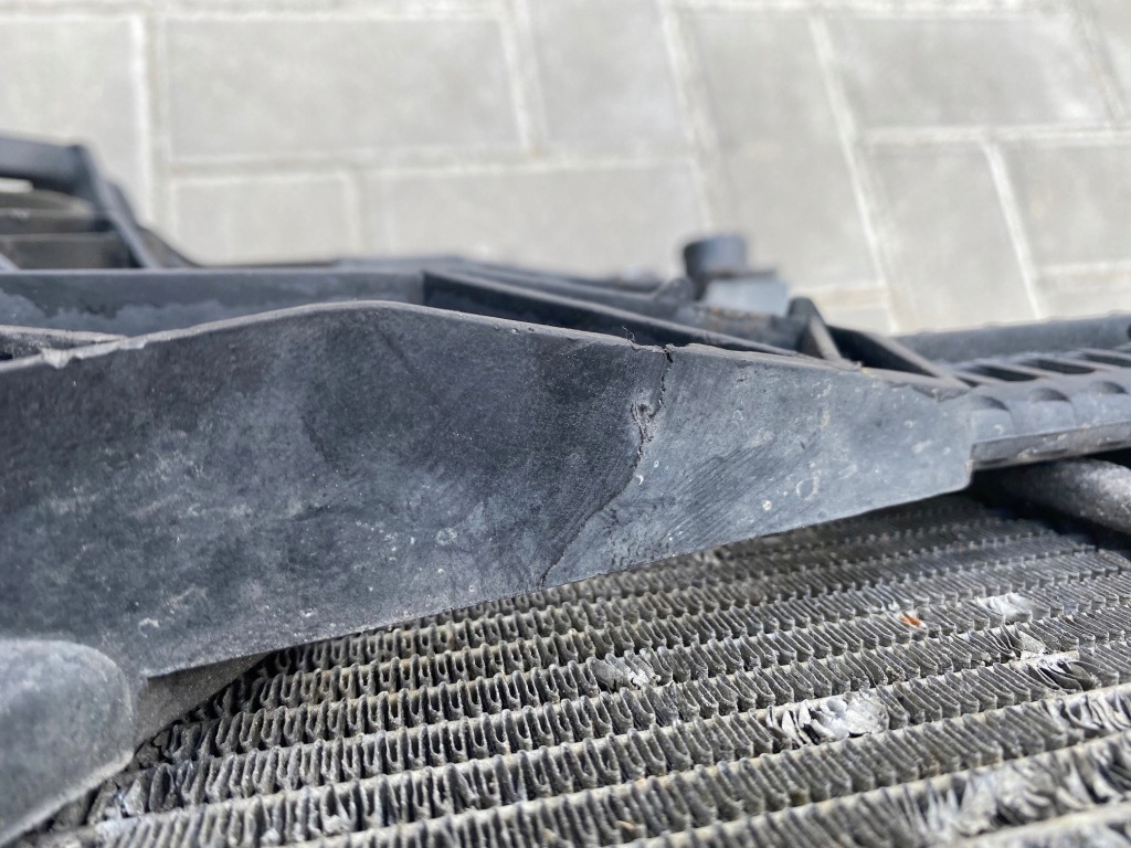 Радіатор вентилятор trafic 2.0 dci 8200411166d Зі Шроту