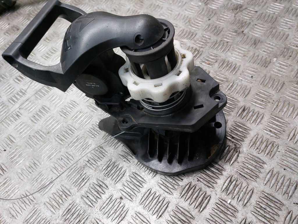 фото №3, Подъемник кронштейн колеса запасного renault clio iii 8200922466 8200269378e