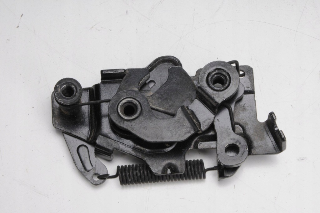 Купить Volvo xc40 2 замок капота правый  32244491