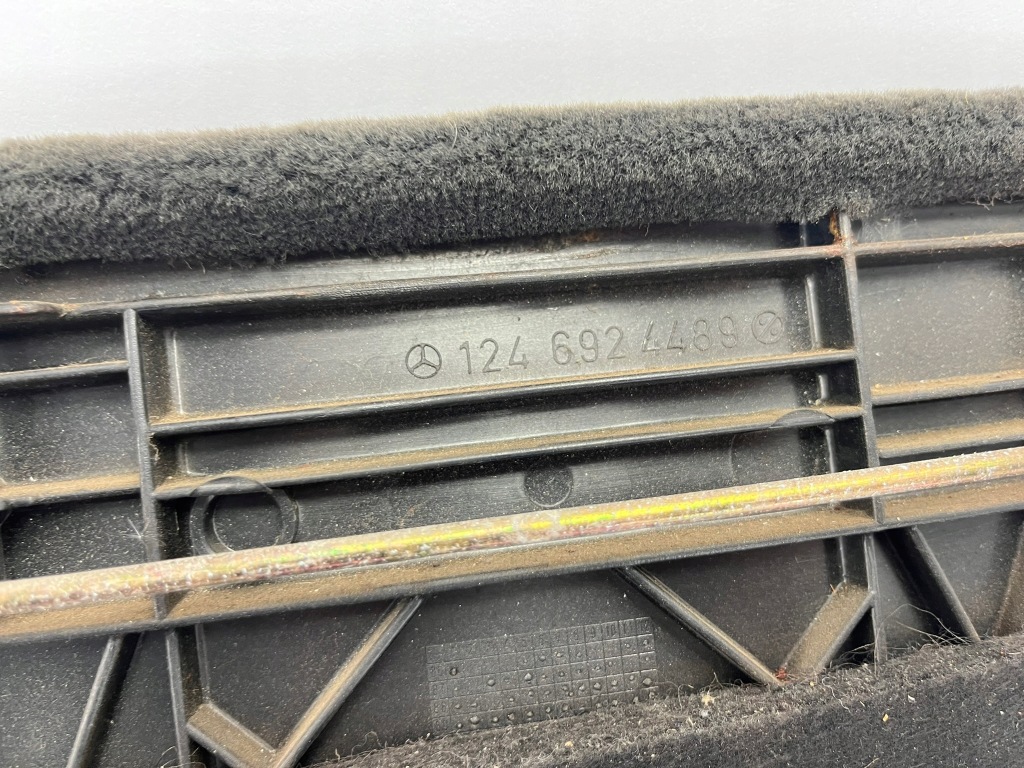 фото №10, Обшивка правый чёрный багажника обивка mercedes w124 kombi s124 1246924489
