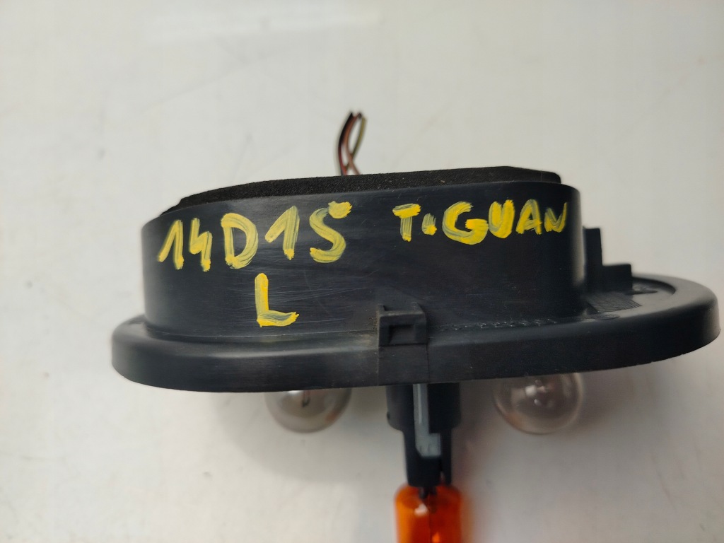 Volkswagen tiguan 5n 07r- вкладыш разъём лампы правый задний  5n0945257c Киев