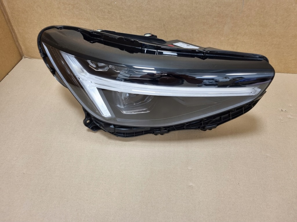 фото №1, Volvo c40 xc40 lift лампа передня права правий перед pixel led 32133832