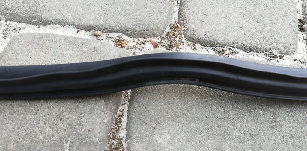 Mazda 626 седан 85- прокладка дверей правий перед Зі Шроту