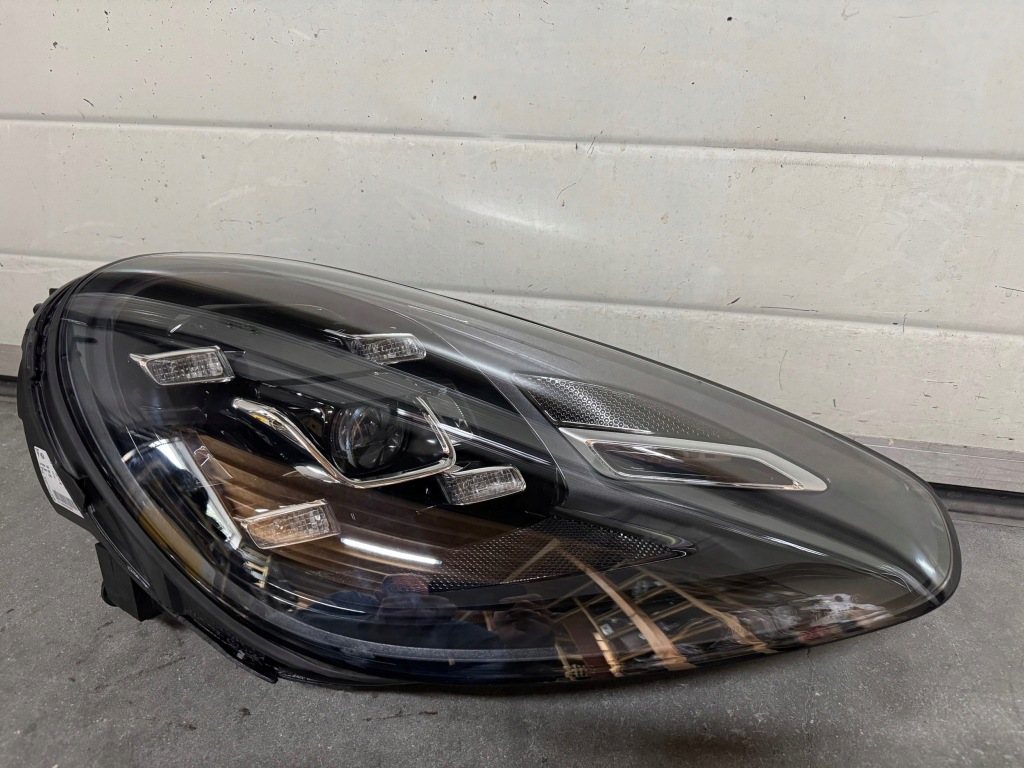 фото №1, Porsche cayenne 7p5 full led права лампа lift