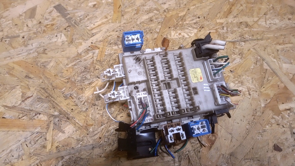 фото №1, Nissan primera p 12 2.2 di коробка предохранителей