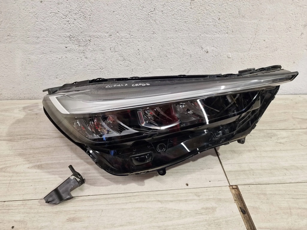 фото №1, Toyota corolla cross фара правый 81110-16840przednie