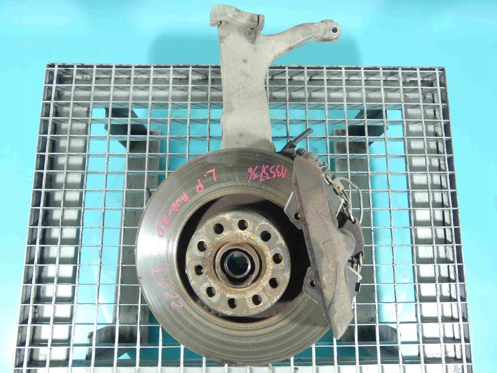 фото №1, Поворотный кулак левая ступица перед 2,8 audi a8 d2 fl alu