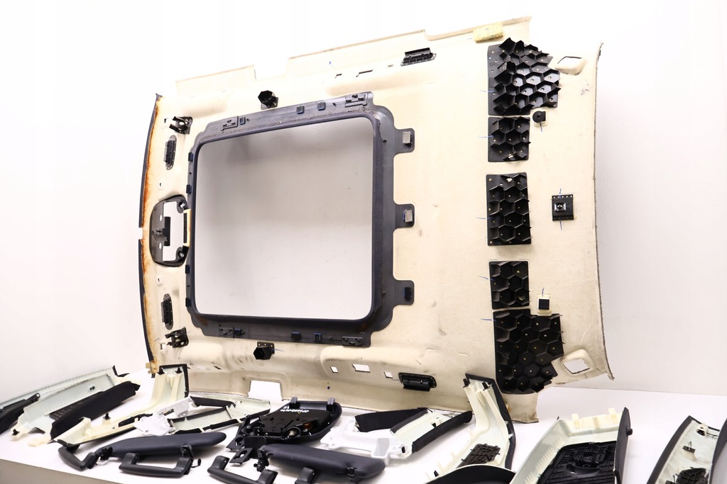 фото №12, Maserati levante стеля панорама