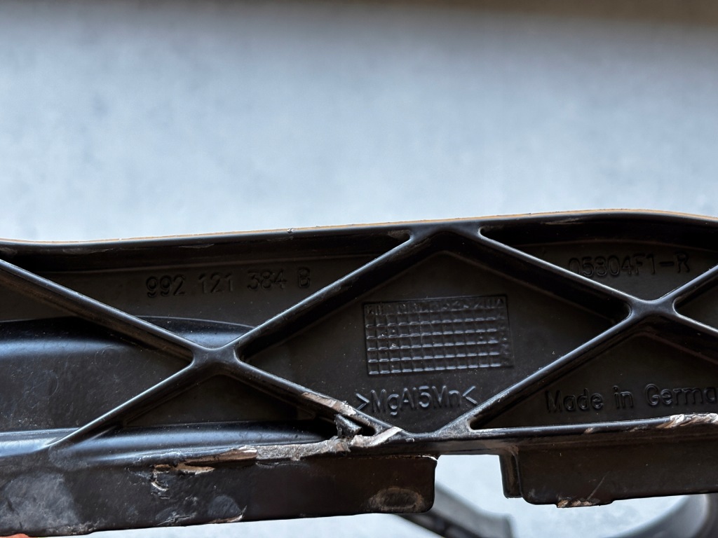 Кронштейн кронштейн правой радиатора/ вентилятора porsche 911 992 992121384b в Украине