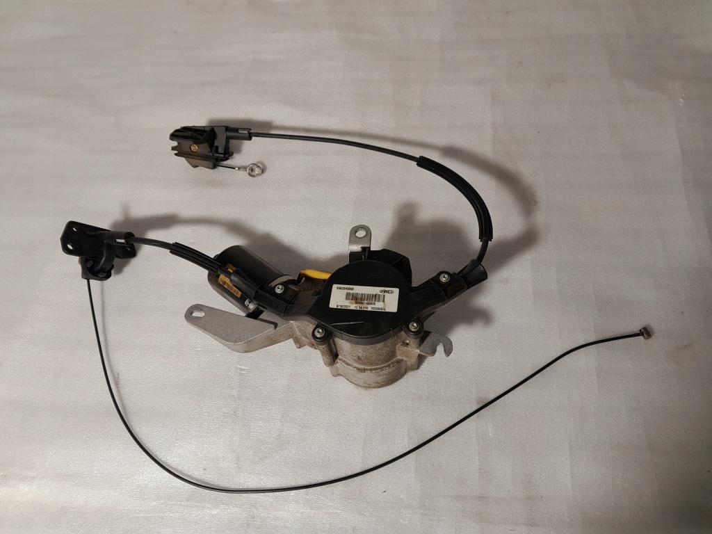 Купити Kia carnival 2022 замок доводчик електричний двері розсувних 83820-r0000