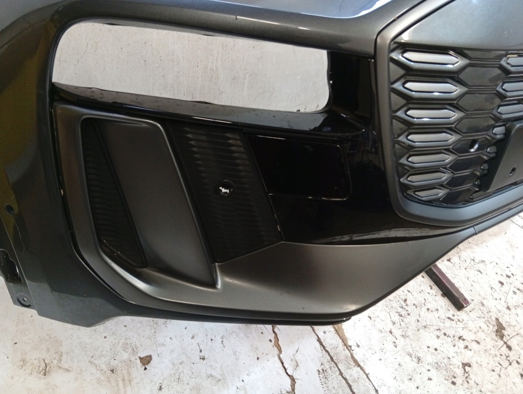 Бампер решётка  audi q6 e-tron 85h перед с Разборки