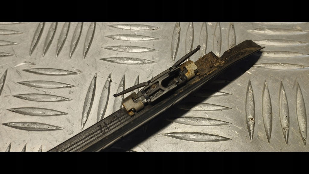 фото №12, Bmw f21 молдинг стекло правая