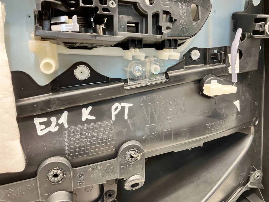 фото №13, Corolla e21 kombi обшивка обивка дверь задних правый задняя кожа led