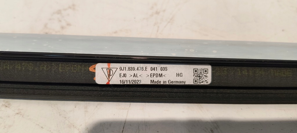 фото №7, Молдинг отделочная оконная дверь правый задняя porsche taycan 9j1839476e