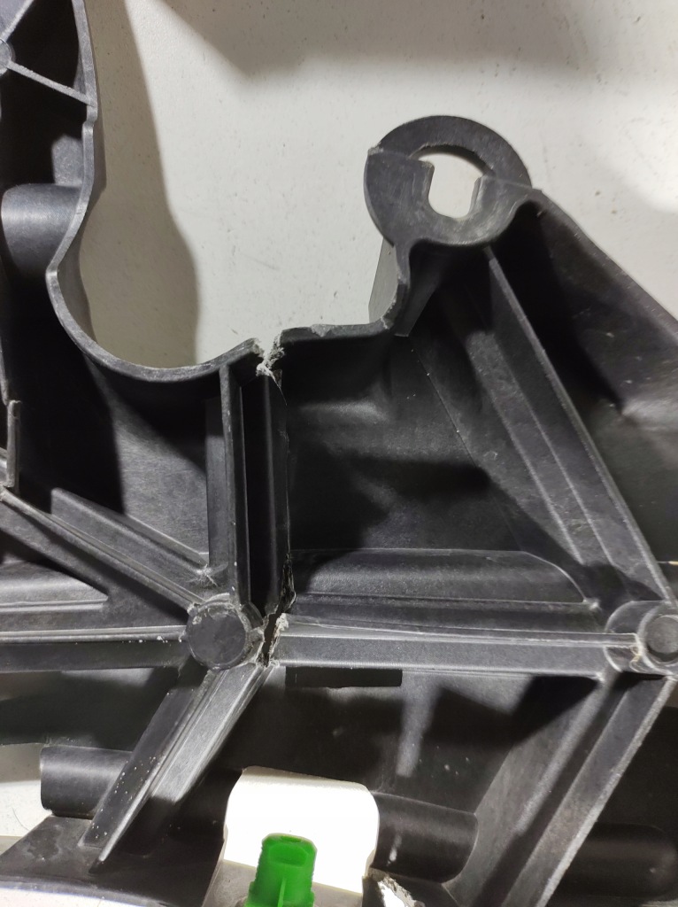 фото №5, Volvo v60 18r- направляющая кронштейн бампера правый задняя