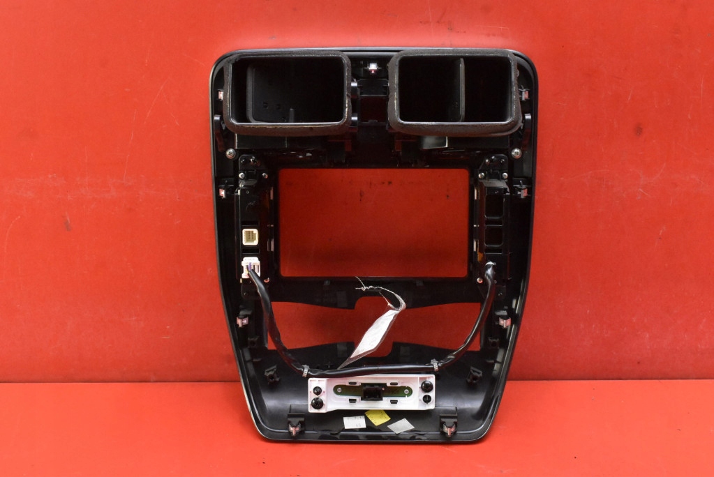 фото №8, Решётка обдув средняя рамка радио 682603nl0a nissan leaf i ze0 lift 10-17