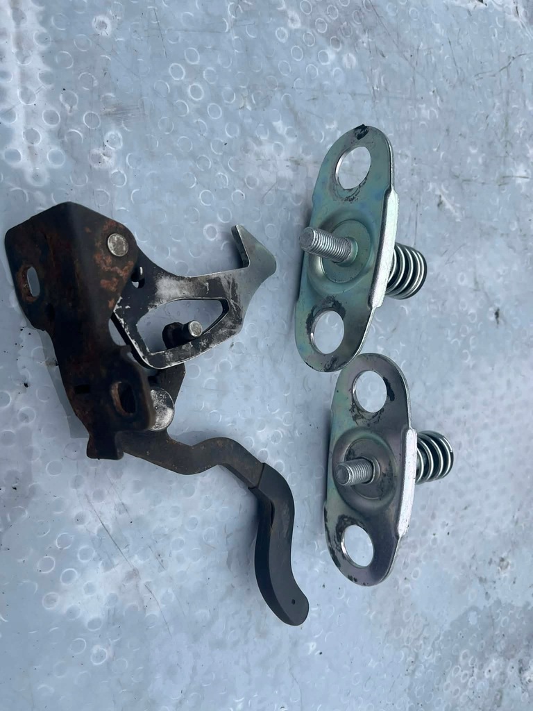 фото №1, Bmw оригінальний номер зачіп засувка кронштейн відкривання капот do bmw 5 e39 51238172164