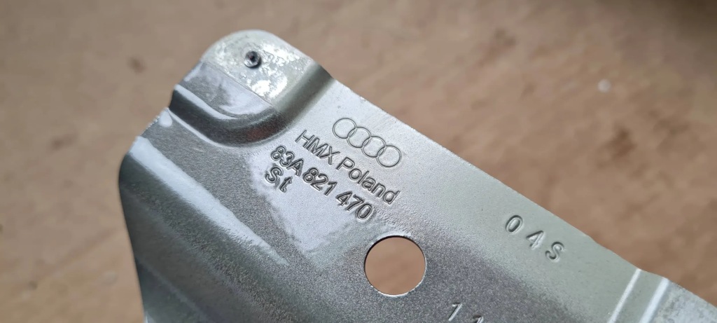 Q3 83a крепеж кронштейн крыла правое  правый  перед lx7g 83a821470 Киев